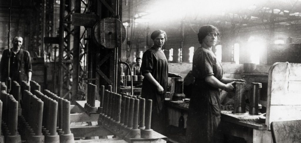 1-Wk-Frauen-in-einer-Munitionsfabrik-Foto-1915-WWI-Germany-women-in-an-ammun